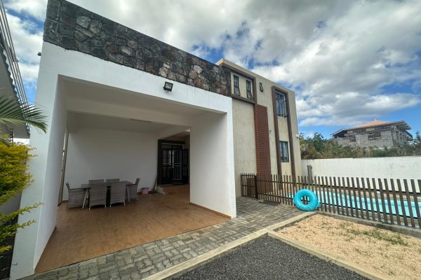 Maison avec piscine dans le village de Trou aux biches