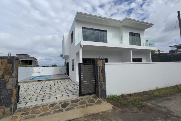 Villa neuve située dans une petite impasse de Trou aux Biches
