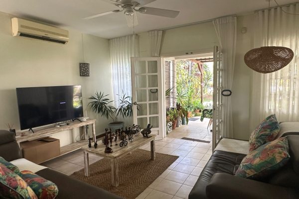 Villa rénovée située dans une agréable résidence pieds dans l’eau