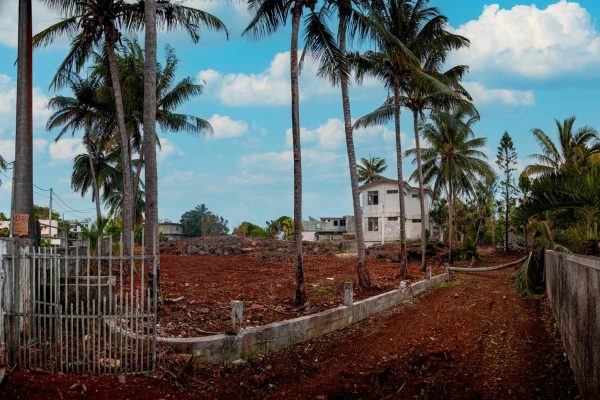 Grand terrain à 2 pas de la mer